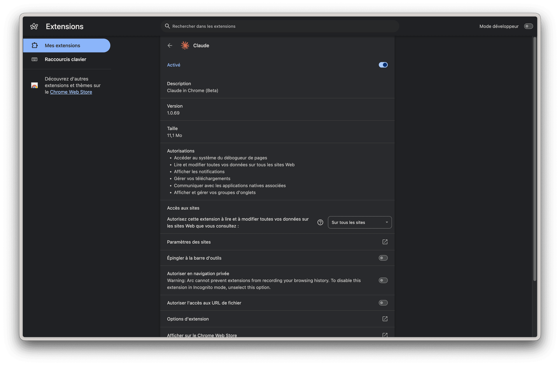 Paramètres de confidentialité de l'extension Chrome Claude montrant les permissions d'accès aux pages, avec la distinction entre activation manuelle et accès automatique